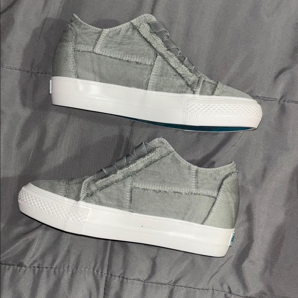 Gray Casual Sneakers with Zipper Detail Blowfish size 9.5 women’s - Picture 2 of 6
